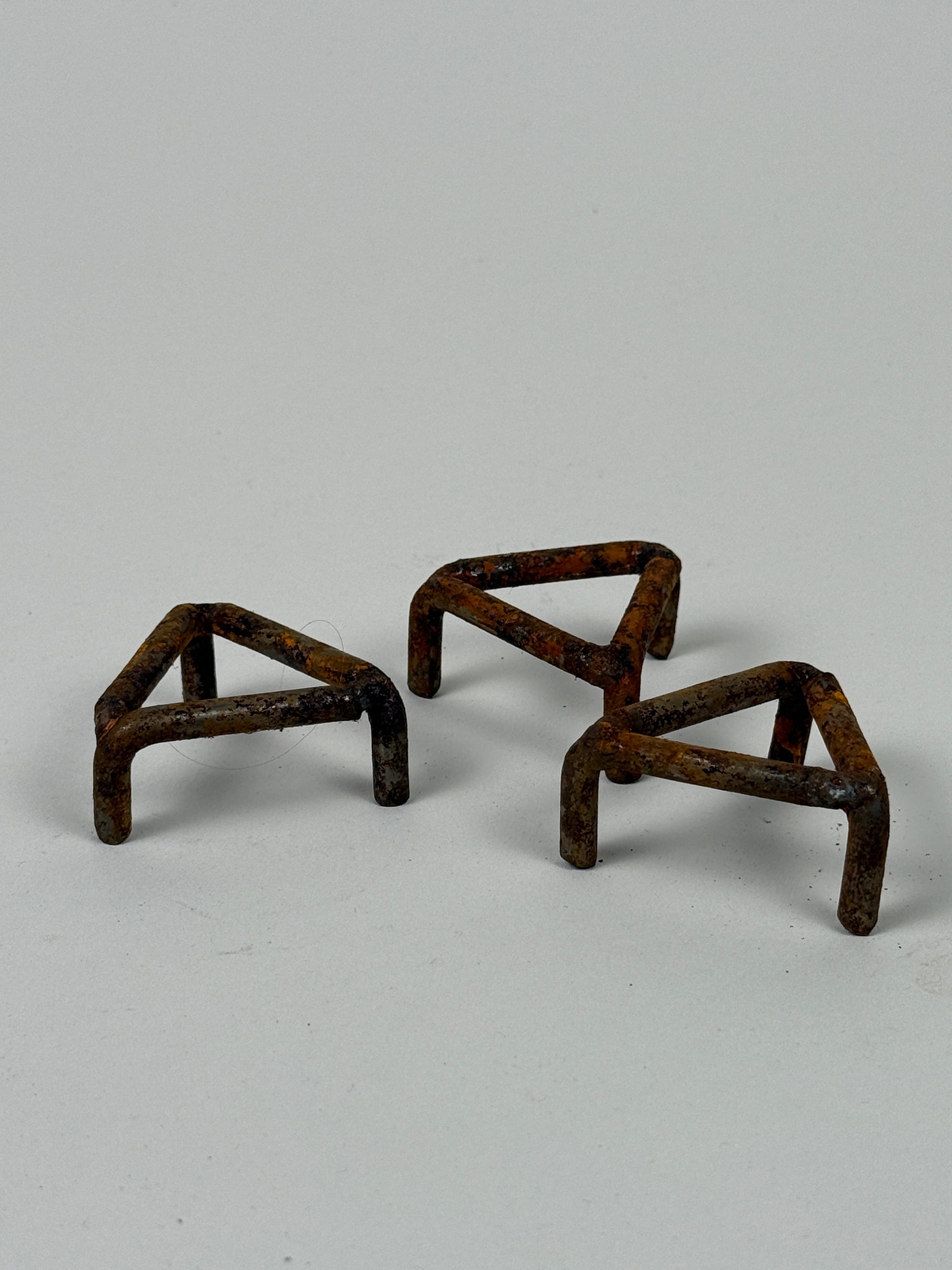 Iron stand triangel Ø5cm