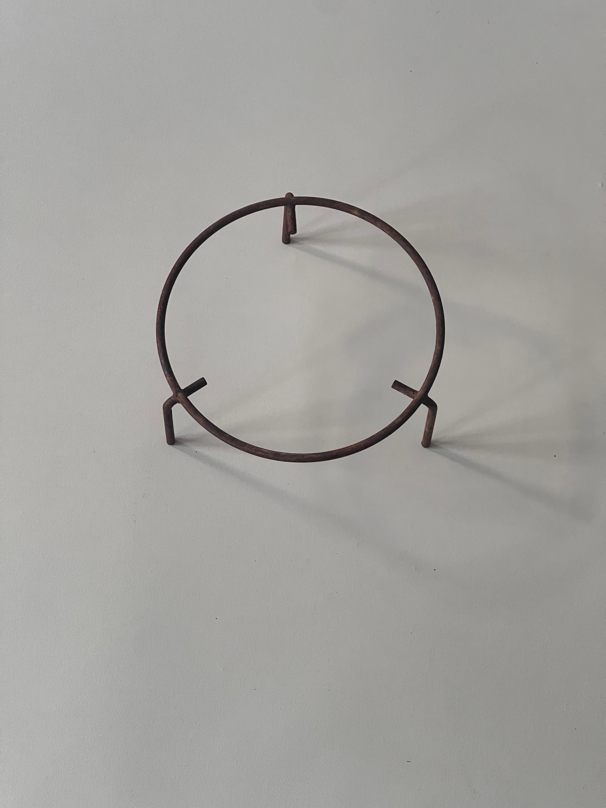 Krukfot Ring i järn 20 cm hög