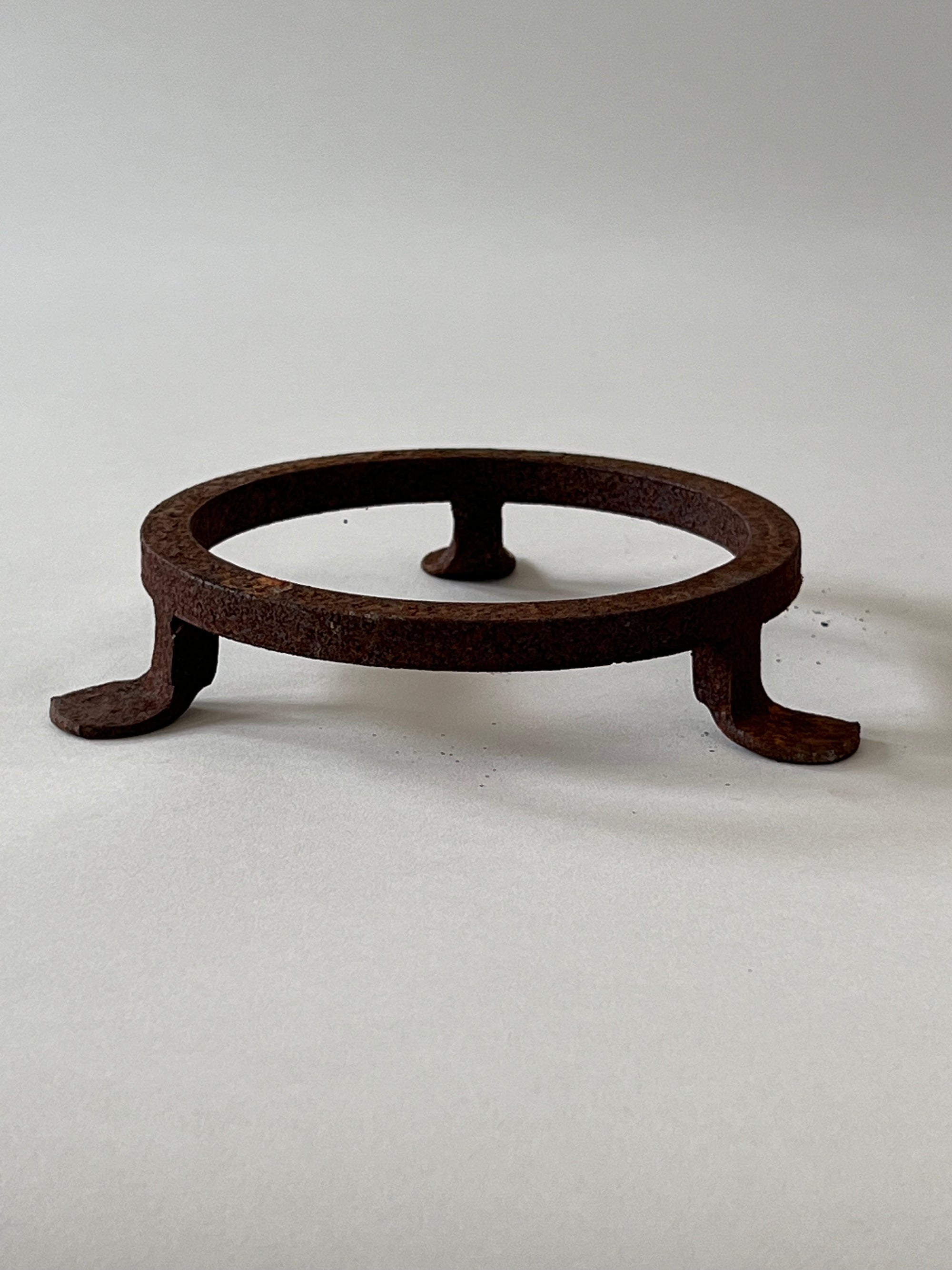 Krukfot Ring i cortenstål med handsmidda ben